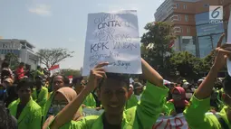 Mahasiswa membawa poster dalam unjuk rasa di Kantor Gubernur Jawa Tengah, Jalan Pahlawan Semarang, Selasa (24/9/2019). Mahasiswa dari berbagai universitas meneriakkan kecaman terhadap DPR sebagai protes terhadap rencana pengesahan Rancangan KUHP dan sejumlah RUU lain. (Liputan6.com/Gholib)