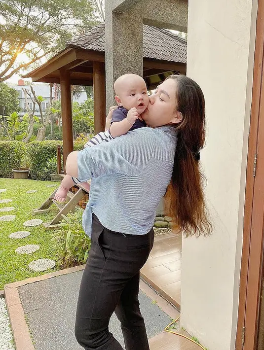 Meski begitu, Vicky tak menampik kalau dirinya memang merasa bosan saat harus di rumah saja. Mengingat pekerjaannya sebagai penyanyi yang selalu berada di luar rumah. Namun ia tetap bersyukur karena belum lama ini juga baru saja melahirkan. (Instagram/vickyshu)
