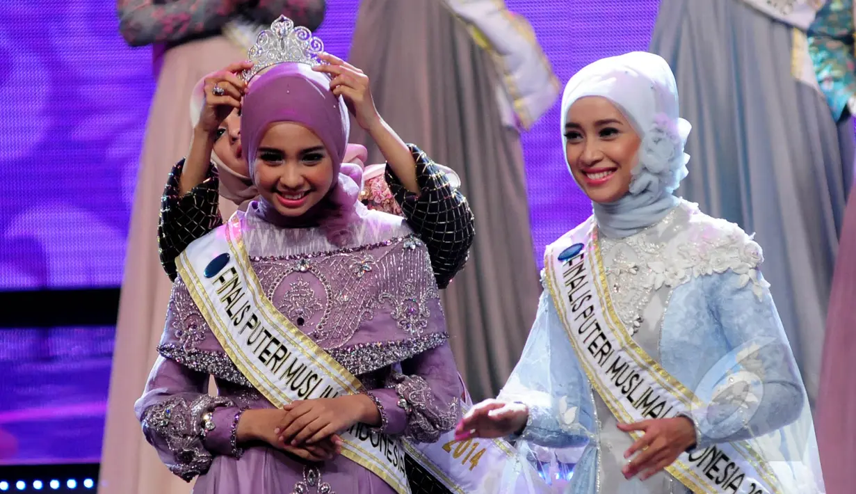 Finalis asal Medan, Nesa Aqila Herryanto Putri saat dipasangkan mahkota Putri Muslimah Indonesia 2015 di Studio 6 Emtek City, Jakarta, Rabu (13/5) malam. (Liputan6.com/Faisal R Syam) 