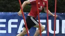 Penyerang Wales, Gareth Bale, tampak rileks berlatih jelang Piala Eropa 2016 di Dinard, Prancis, Kamis (9/6/2016). (AFP/Damien Meyer)