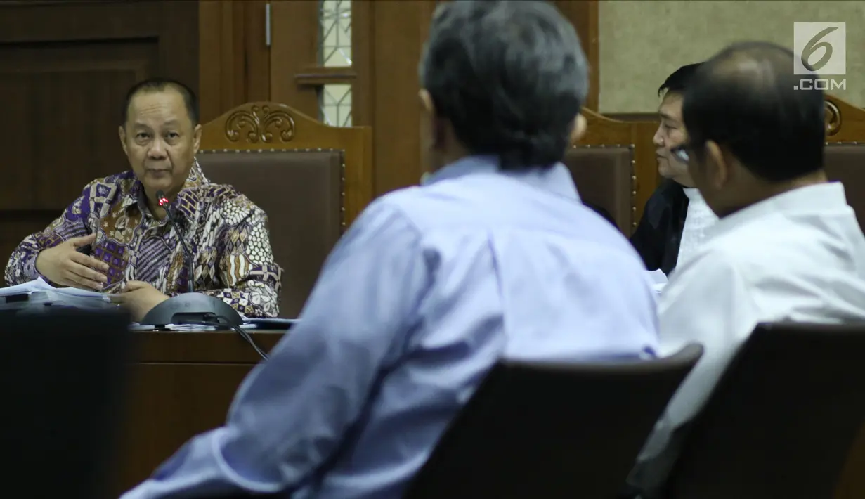 Mantan Kepala BPPN, Syafruddin Arsyad Temenggung (kiri) memberikan pernyataan saat menjalani sidang lanjutan di Pengadilan Tipikor, Jakarta, Senin (6/8). Sidang mendengar keterangan dua saksi ahli. (Liputan6.com/Helmi Fithriansyah)
