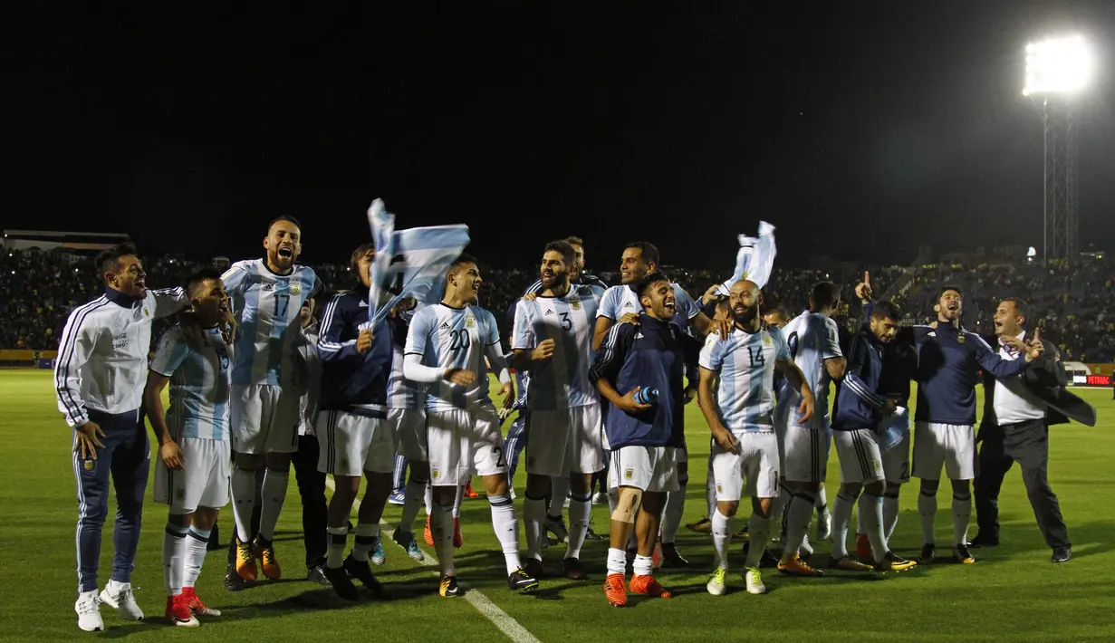 Para pemain Argentina merayakan keberhasilan lolos ke Piala Dunia 2018 usai mengalahkan Ekuador di Stadion Olimpico Atahualpa, Quito, Selasa (10/10/2017). Sempat tertinggal, Argentina akhirnya menang 3-1 atas Ekuador. (AFP/Javier Cazar)