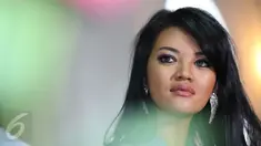 Chef Farah Quinn menggelar konferensi pres terkait fotonya yang dicatut tanpa izin oleh situs belanja online, Jakarta, Jumat (19/3/2016). Farah mengambil langkah hukum dengan melaporkan situs tersebut ke Bareskrim Polri. (Liputan6.com/Herman Zakharia)