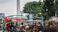 Sejumlah kusir delman menunggu calon penumpang di Kawasan Monas, Jakarta, Kamis (31/12/2020). Pengendara delman tersebut menganggur karena tidak ada pengunjung dikarenakan kawasan Monas yang ditutup pada perayaan Tahun Baru 2021. (Liputan6.com/Faizal Fanani)