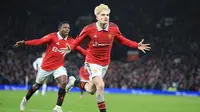 Gelandang Manchester United Alejandro Garnacho berselebrasi setelah mencetak gol kedua MU&nbsp;saat pertandingan putaran kelima Piala FA melawan West Ham United di Old Trafford, Kamis (2/3/2023) dini hari WIB. MU menang 3-1. (Lindsey Parnaby / AFP)