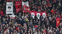 Suporter Manchester United saat partai melawan Manchester City di Stadion Old Trafford, Manchester, Inggris, Minggu (25/10/2015). (Reuters/ Eddie Keogh)