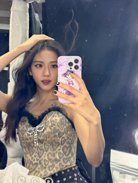 Jisoo juga senang bermirror selfie. "Another unforgettable night with our BLINKs in Macao!" tulisnya sebagai keterangan foto. (Foto: Instagram/ sooyaaa__)