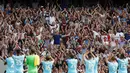 Pemain Wes Ham merayakan kemenangan atas Arsenal bersama pendukungnya dalam pertandingan di Stadion Emirates, London. Minggu (9/8/2015). (Reuters/Eddie Keogh)