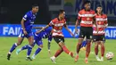Pemain Madura United menguasai bola saat melawan Persib Bandung pada laga pekan ke-23 BRI Super League 2025/2026 di Stadion Gelora Bandung Lautan Api (GBLA), Kota Bandung, Kamis (26/2/2026) malam WIB. (Bola.com/Erwin Snaz)
