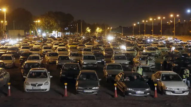 FOTO: Pandemi COVID-19, Warga Iran Ibadah Ramadan Drive-In