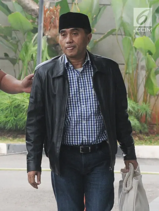 Ekspresi terpidana kasus pengembangan kawasan transmigrasi mantan Dirjen Pembinaan dan Pengembangan Kawasan Transmigrasi (P2KT) Kemenakertrans Jamaluddin Malik saat tiba untuk menjalani pemeriksaan di KPK, Jakarta (23/7). (Merdeka.com/Dwi Narwoko)