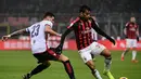 Aksi Lucas Paqueta yang tampil impresif pada laga lanjutan Serie A yang berlangsung di stadion San Siro, Milan, Senin (11/2). AC Milan menang 3-0 atas Cagliari. (AFP/Marco Bertorello)