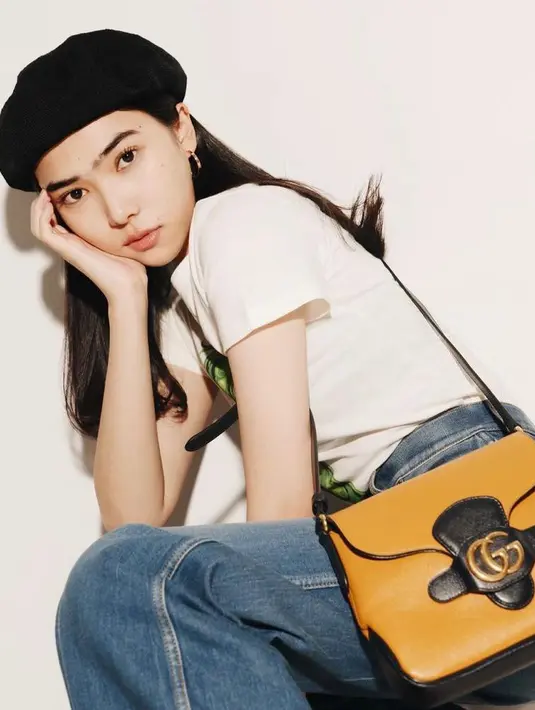 Gaya chic Isyana dalam pemotretan berlatar belakang putih. Pelantun “Kau Adalah” ini tampil bergaya casual kenakan t-shirt dan celana jeans. Disebut mirip Jennie BLACKPINK hingga Irene Red Velvet. (Instagram/isyanasarasvati).
