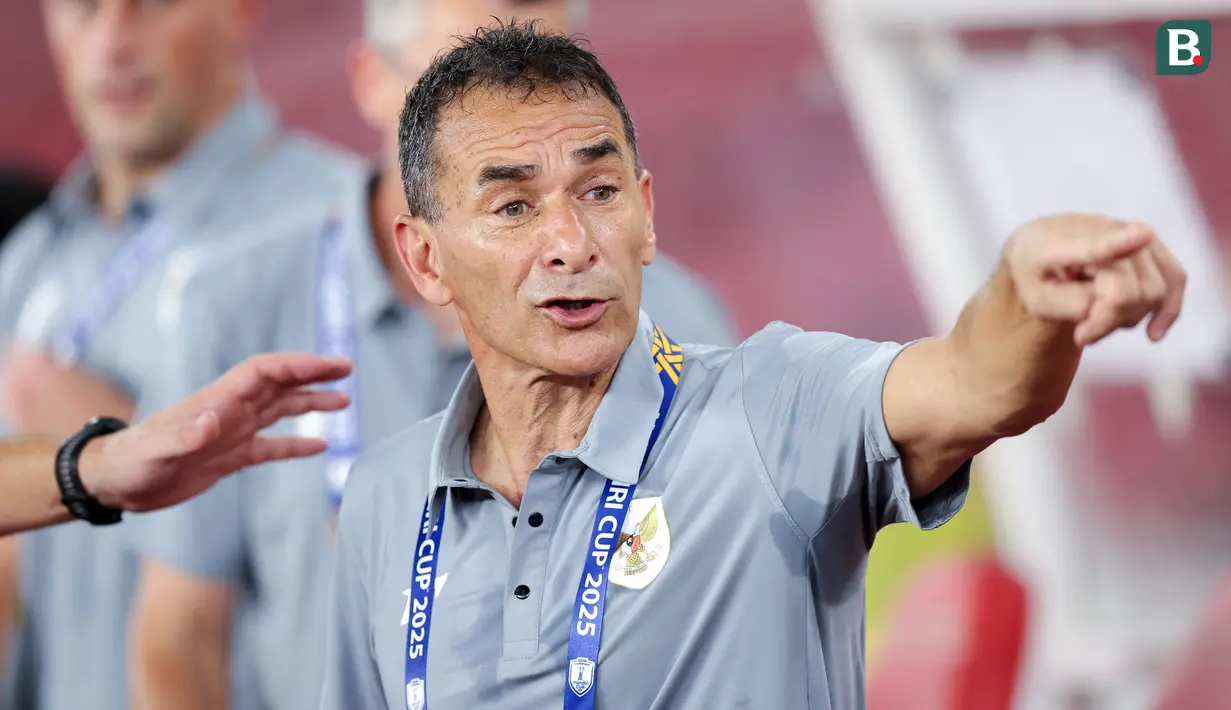 Pelatih Timnas Indonesia U-23, Gerald Vanenburg memberikan arahan kepada pemainnya dalam laga Grup A Piala AFF U-23 2025 di Stadion Utama Gelora Bung Karno (SUGBK), Senayan, Jakarta, Selasa (15/07/2025). (Bola.com/M Iqbal Ichsan)