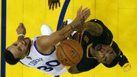 Guard Cleveland Cavaliers, J. R. Smith (kanan), berduel dengan guard Golden State Warriors, Stephen Curry, pada Gim 2 Final NBA 2017 di Oakland, 4 Juni. (AP Photo/Marcio Jose Sanchez