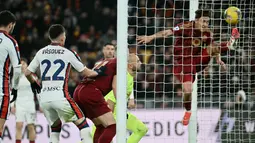 AS Roma sukses mengandaskan Genoa dengan skor 3-1 dalam laga giornata 21 Serie A 2024/2025 yang dihelat di Olimpico, Sabtu (18/1/2025) dini hari WIB. (AFP/Filippo Monteforte)