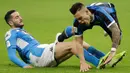 Pemain Napoli, Kostas Manolas (kiri) melakukan pelanggaran terhadap striker Inter Milan, Lautaro Martinez, saat leg pertama semifinal Coppa Italia di Stadion Giuseppe Meazza, Rabu (12/2/2020). Inter Milan  menyerah dari tamu, Napoli, dengan skor 0-1 akibat gol tunggal Fabian Ruiz. (AP/Luca Bruno)