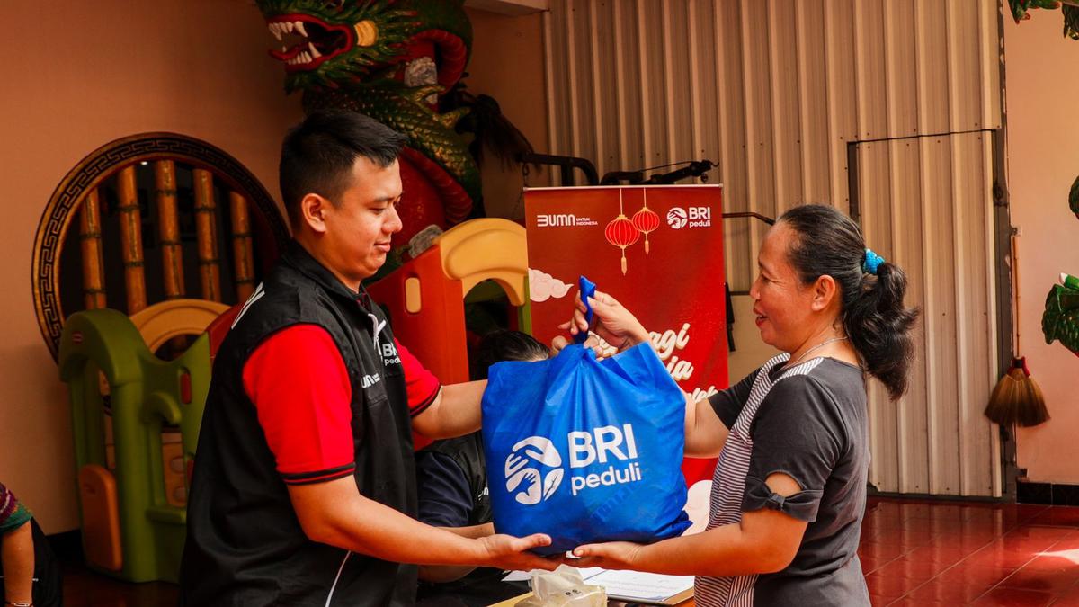 BRI Peduli Berbagi Semangat Tahun Baru Imlek 2025, Salurkan Sembako ke Tangerang &amp; Singkawang