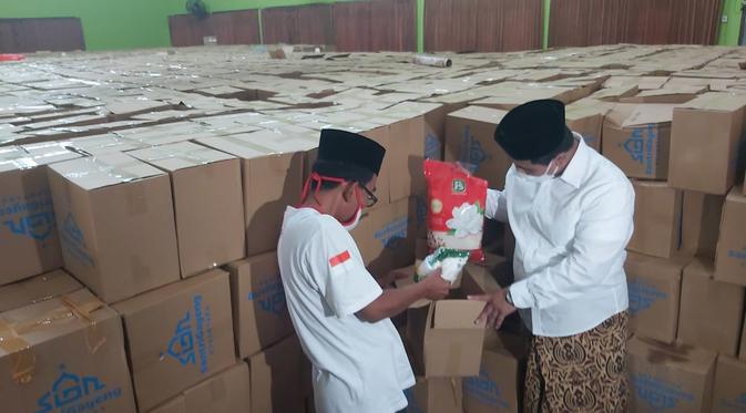 Gus Yasin Panglima Santri Gayeng cek isi bantuan yang dikumpulkan santri untuk dibagikan ke 18 ribu warga niskin. (Foto: Liputan6.com/Felek Wahyu)