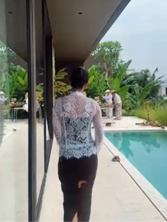 6 Potret Upacara Melaspas Vila Baru Fanny Ghassani di Bali, Intip Area Luarnya