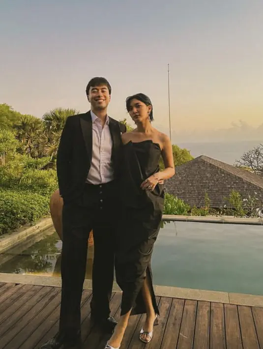 Sheila Dara hadir diacara pernikahan Enzy di Bali mengenakan dress off shoulder warna hitam dipadukan heels silver nya. [@vidialdiano]