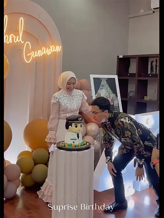 Ruangan didekorasi dengan warna warni balon berbagai ukuran. Bintang sinetron Adam dan Hawa itu tampak meniup lilin didampingi sang istri. Kue ulang tahun mirip dengan pakaian dinas. [Instagram/dine.pearl]