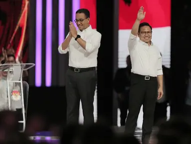 Capres-Cawapres nomor urut 1 Anies Baswedan (kiri) dan Muhaimin Iskandar (kanan) tiba di lokasi Debat Keempat Pilpres 2024 di Jakarta Convention Center (JCC), Jakarta, Minggu (21/1/2024). (Liputan6.com/Angga Yuniar)