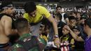 Awalnya Menpora Malaysia, Syed Saddiq Syed Abdul Rahman, ikut berada di tribun penonton bersama Ultras Malaysia untuk memberikan dukungan. (Bola.com/Vitalis Yogi Trisna)