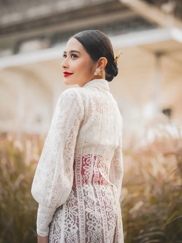 Prilly Latuconsina tampil cantik dan anggun mengenakan kebaya berwarna putih (https://www.instagram.com/p/C9zFN2MJVO8/?img_index=1)