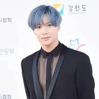 "Kami benar-benar minta maaf karena tak bisa datang. Namun Taemin mewakili SHINee. Semoga kalian terus mendukung kita seperti dulu," tuturnya. (Foto: Soompi.com)