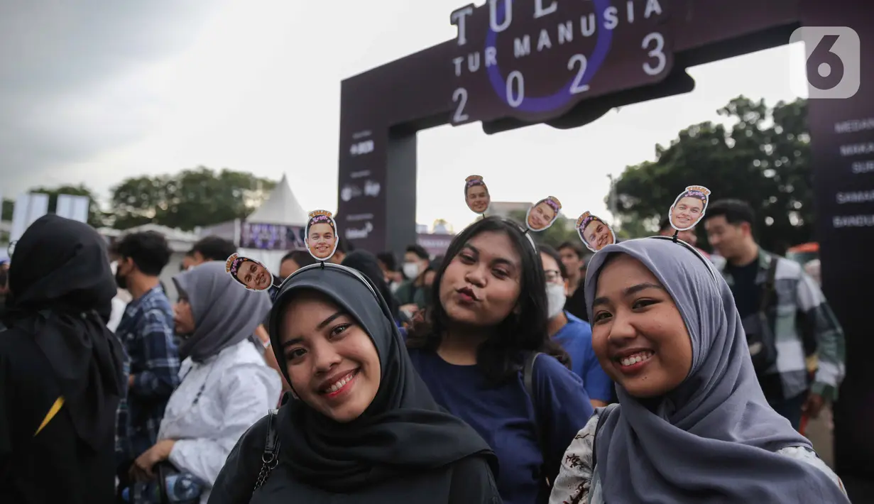 Sejumlah wanita tersenyum saat akan menonton konser Tulus yang bertajuk “Tulus Tur Manusia 2023" di Jakarta, Jumat (3/3/2023). Setelah melewati 10 kota dengan Medan sebagai kota pertama “Tulus Tur Manusia 2023” yang diadakan 1 Februari 2023 lalu, Jakarta menjadi penutup rangkaian manis ini dengan konser yang diadakan pada 3 Maret 2023 di JIEXPO Kemayoran Jakarta. (Liputan6.com/Faizal Fanani)