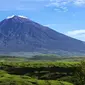 Gunung Kerinci di Provinsi Jambi dan hamparan teh peninggalan Belanda di Kecamatan Kayu Aro, Kabupaten Kerinci. (Liputan6.com/B Santoso)