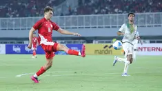Mauro Zijlstra mencoba menggapai bola saat pertandingan Timnas Indonesia U-22 melawan Mali U-22&nbsp;yang dilangsungkan di Stadion Pakansari, Bogor, Jawa Barat, Sabtu (15/11/2025). (Bola.com/M Iqbal Ichsan)
&nbsp;
