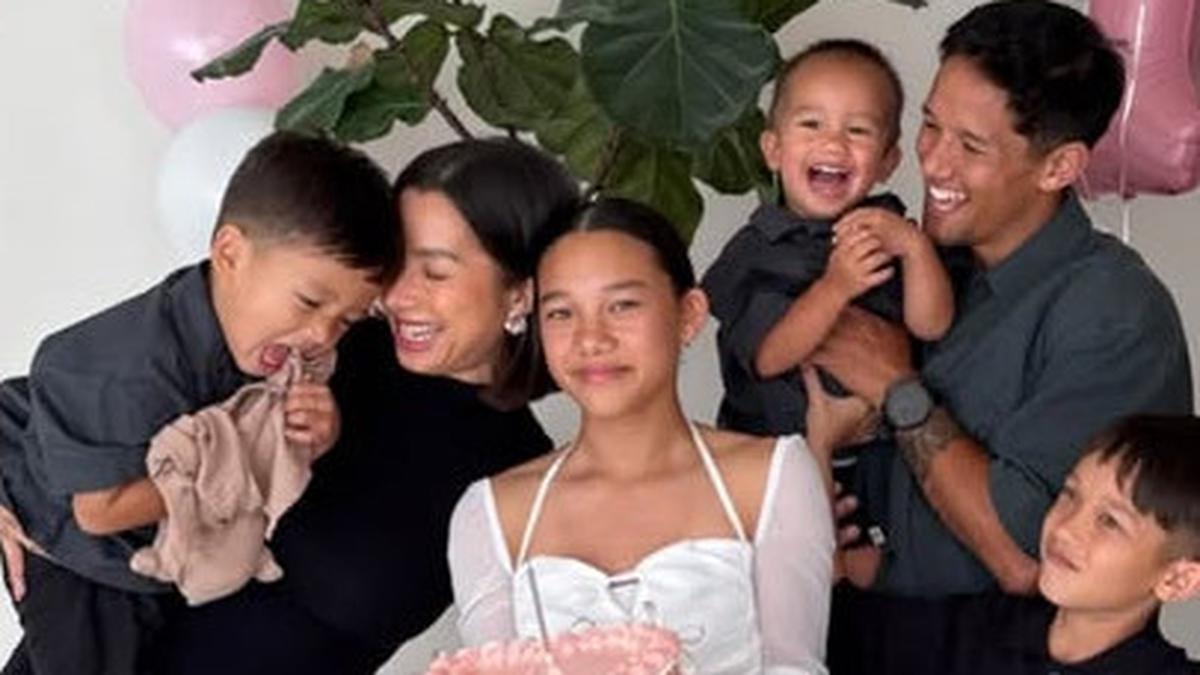 6 Potret Ulang Tahun Kiyomi Putri Pertama Irfan dan Jennifer Bachdim ke-13, Kenakan Mini Dress Putih dan Piyama Terlihat Semakin Cantik