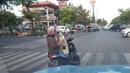 Lah ini malah ditinggal main hp.. (Source: Twitter.com/crazyinINA)