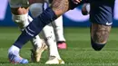 Posisi kaki pemain Paris Saint-Germain (PSG), Neymar, saat berebut bola dengan pemain Lille, Benjamin Andre, pada laga Liga Prancis di Stadion Parc des Princes, Minggu (19/2/2023). Neymar cedera lantaran mendarat dengan posisi yang salah. (AFP/Anne-Christine Poujoulat)