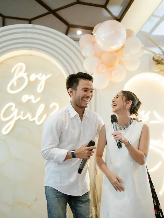 Pasangan selebriti yang tengah menanti kelahiran anak pertama itu tampak bahagia dalam acara gender reveal. Acara digelar pada Sabtu (7/10/2023) lalu. [Instagram/jscmila]