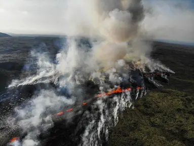 Foto udara yang diambil pada 10 Juli 2023 ini menunjukkan asap mengepul dari lahar yang mengalir selama letusan gunung berapi di dekat Litli Hrutur, barat daya Reykjavik di Islandia. (AFP/Kristinn Magnusson/Iceland Out)