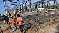 Sebelumnya, Jumat (18/7/14) dini hari, jembatan Comal yang berada di Kabupaten Pemalang, Jawa Tengah itu ambles. (ANTARA FOTO/Oky Lukmansyah)