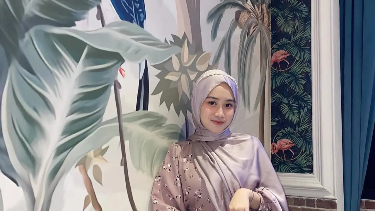 Inspirasi Model Gamis ala Khansa Mariska Istri Gus Azmi, Tampil Syar'i tapi Tetap Kekinian