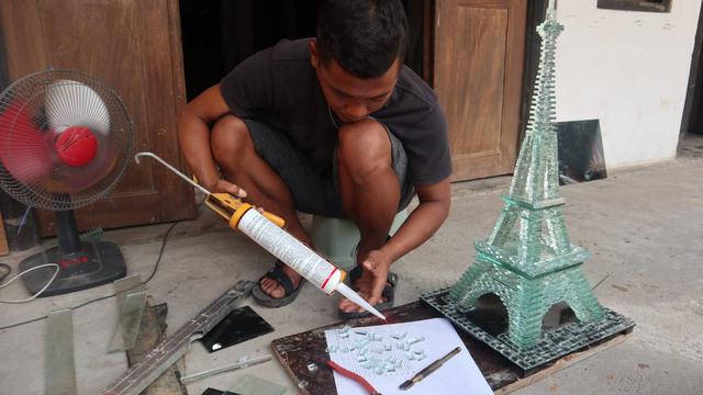 Akrobat Mantan TKI Bisnis Miniatur Monas hingga Menara Eiffel