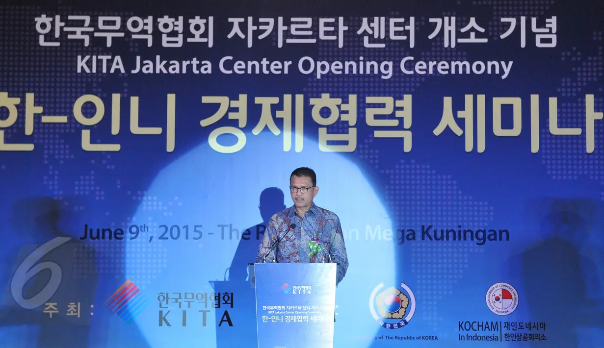 Perwakilan Kemendag, Gusmardi Bustami  memberi sambutan saat peresmian kantor cabang KITA,  Jakarta, Selasa (9/6/2015).  Keberadaan kantor cabang ini agar kerjasama ekonomi Korea-Indonesia yang lebih bersinergi. (Liputan6.com/Herman Zakharia)