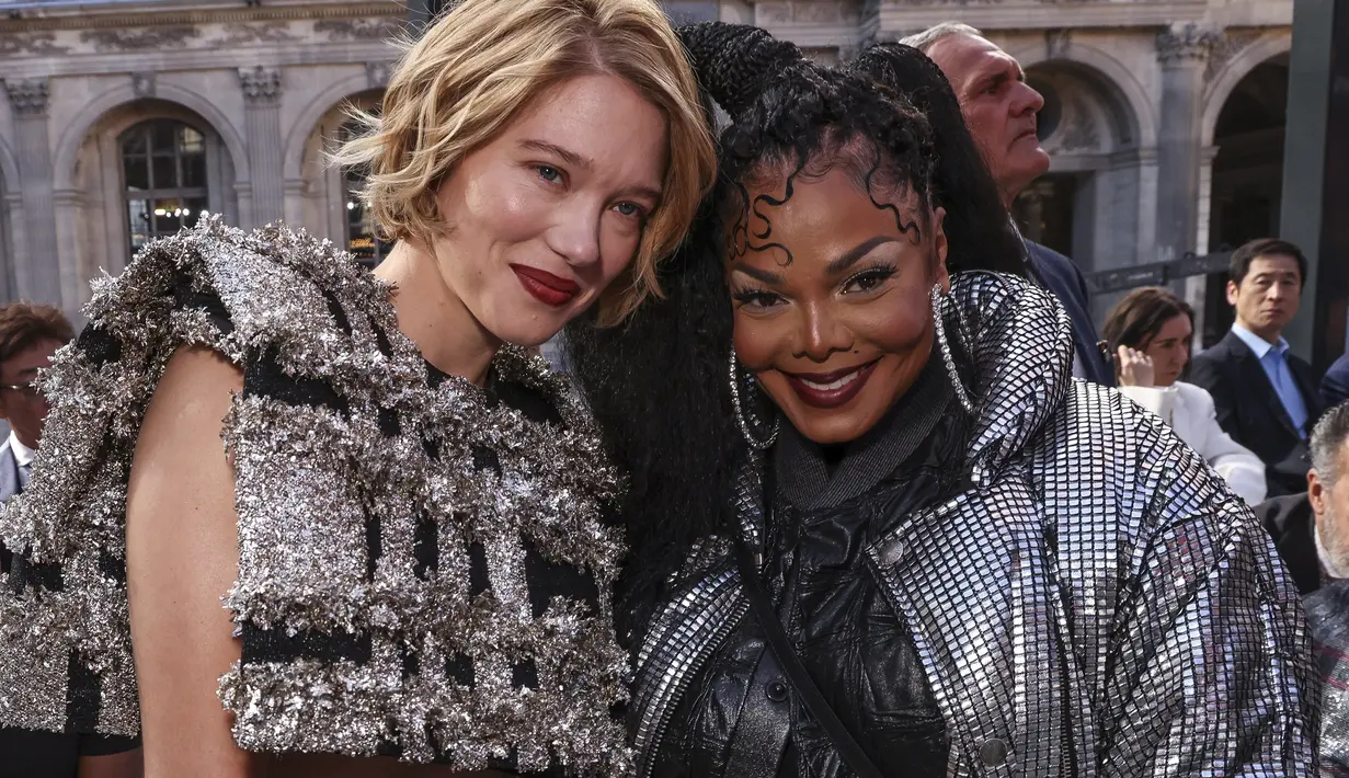 Janet Jackson berpose bersama Lea Seydoux saat menghadiri koleksi busana Louis Vuitton Spring/Summer 2023 yang dipresentasikan selama Paris Fashion Week di Paris pada Selasa, 4 Oktober 2022. Jackson menyempurnakan penampilannya dengan anting-anting hoop berlian besar dan beberapa cincin midi chunky. Untuk glam, Jackson tampil dengan smokey eye yang mengilap, bibir vampy, dan menata rambutnya menjadi dua ekor kuda tinggi. (Photo by Vianney Le Caer/Invision/AP)