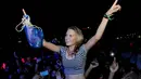 Pengunjung mancanegara pun terlihat asyik mengikuti dentuman musik pada hari pertama DWP 2014, Jakarta, Sabtu (13/12/2014). (Liputan6.com/Faisal R Syam) 
