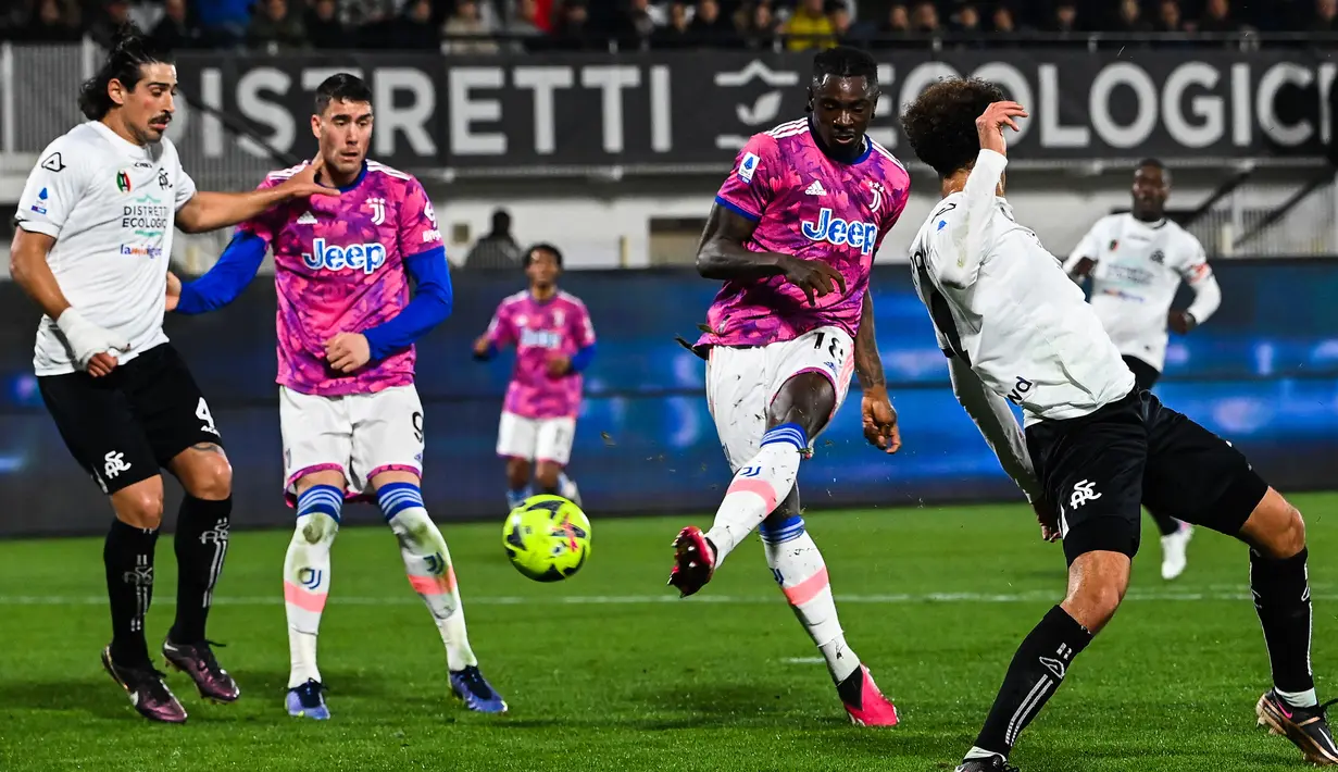 Pemain Juventus Moise Kean (tengah kanan) menendang bola untuk membuka skor saat melawan Spezia pada pertandingan sepak bola Liga Italia di Stadion Alberto-Picco, La Spezia, Italia, 19 Februari 2023. Juventus mengalahkan Spezia dengan skor 2-0. (ANDREAS SOLARO/AFP)