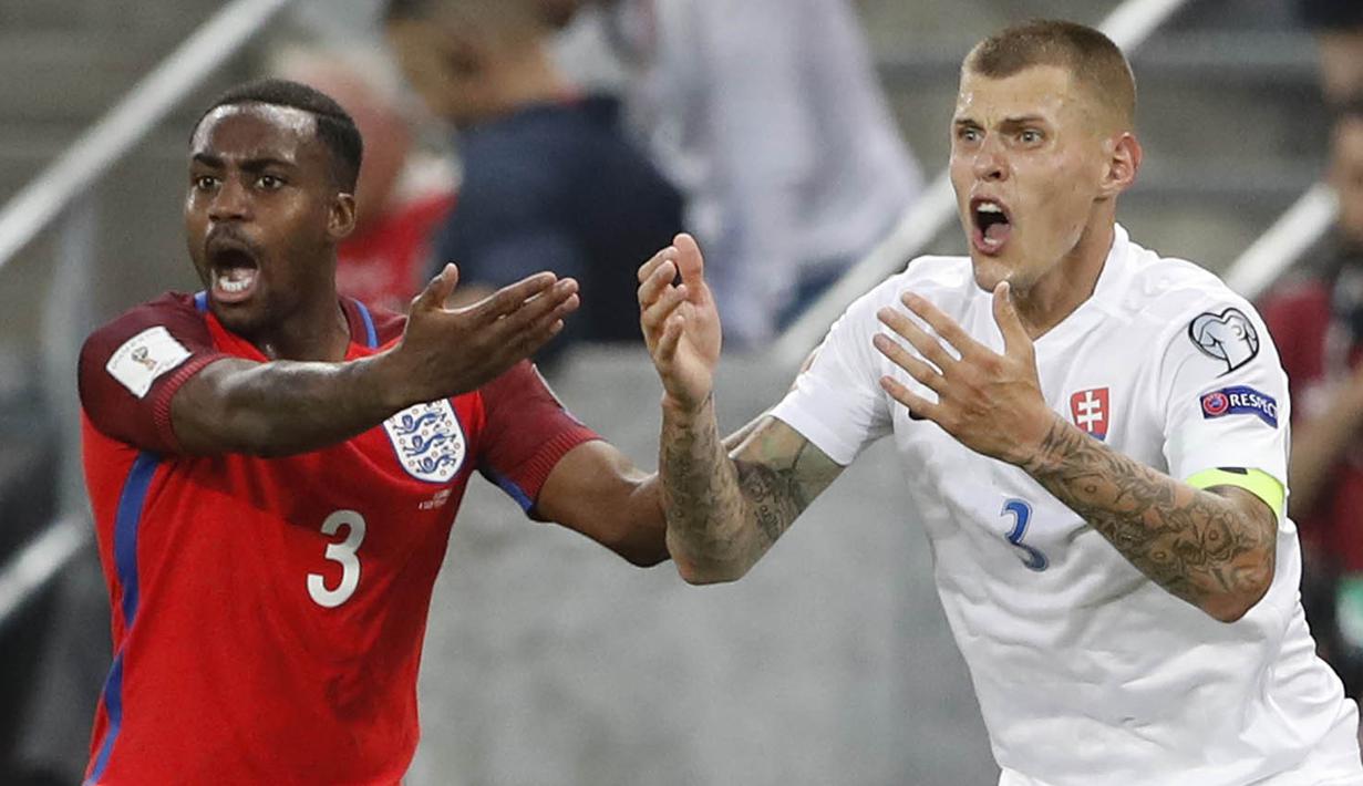 Bek Slovakia, Martin Skrtel, protes karena mendapatkan kartu kuning kedua saat melawan Inggris. Sejak menit ke-57, Slovakia bermain 10 pemain karena Skrtel mendapatkan kartu merah. (Reuters/Carl Recine) 