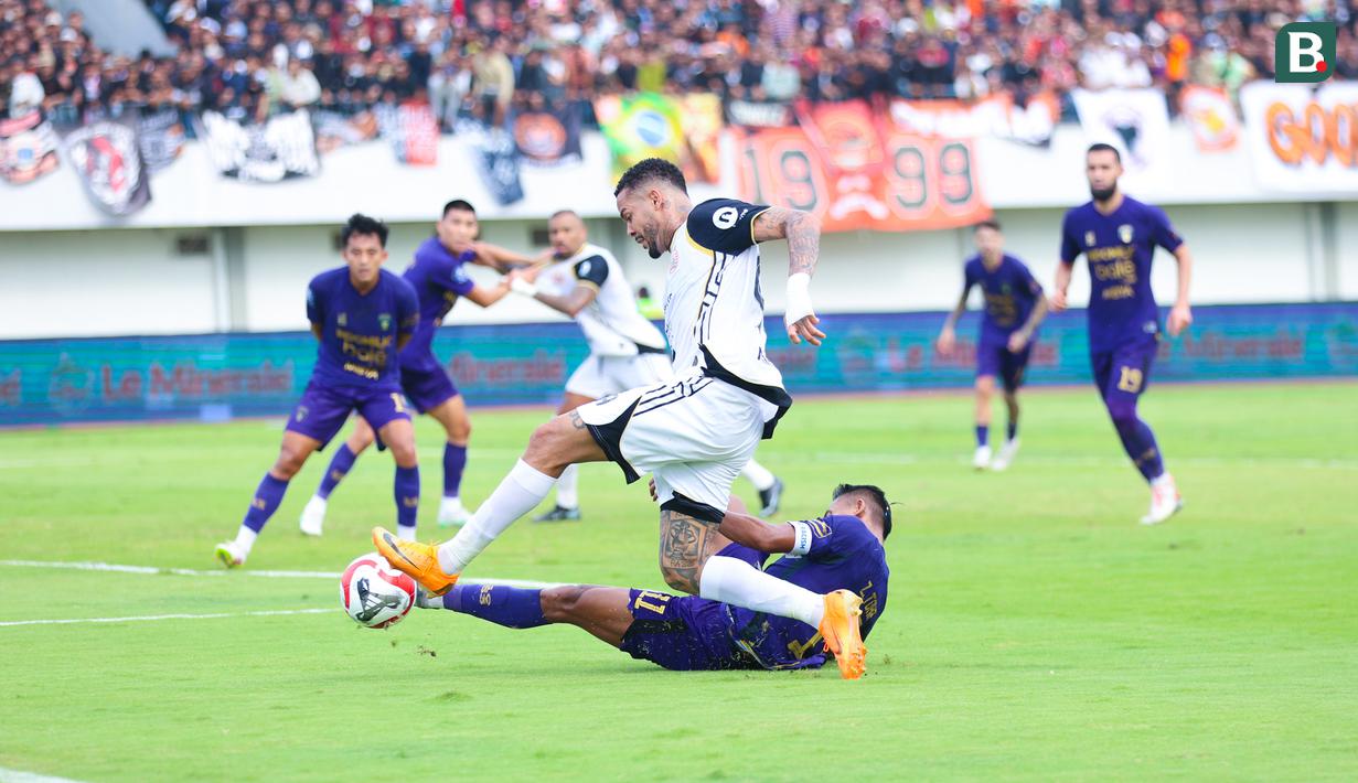 Pemain Persija Jakarta, Maxwell Souza berusaha mencetak gol dihalangi pemain Persita Tangerang, Muhammad Toha dalam laga BRI Super League 2025/2026 di Indomilk Arena, Tangerang, Banten, Jumat (30/01/2026). (Bola.com/Muhammad Iqbal Ichsan)