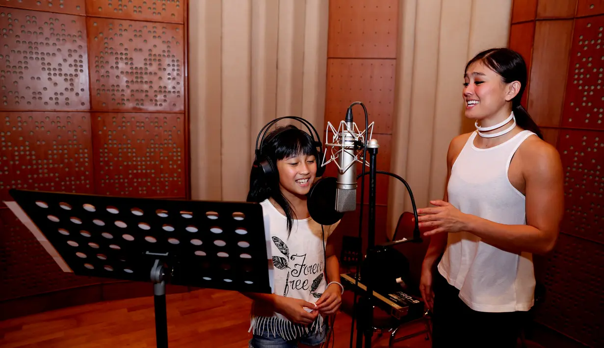 Agnez Mo bersama sang keponakan Chloe X. (Foto: WImbarsana/Bintang.com)
