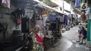 Aktivitas warga di permukiman padat penduduk Kampung Muka RW 04, Ancol, Pademangan, Jakarta, Selasa (4/1/2022). Gubernur DKI Jakarta Anies Baswedan memastikan 1.000 kepala keluarga (KK) di kampung tersebut mendapatkan Izin Mendirikan Bangunan (IMB) kolektif. (Liputan6.com/Faizal Fanani)