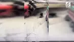 Detik-detik menegangkan saat pengendara motor nyaris tertimpa sebuah truk yang terguling dan menumpahkan muatan pasir. Rekaman diambil di Kota Wuzhou, China